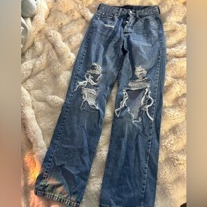 90’s baggy mid rise ripped jeans